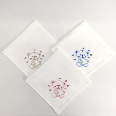 Três panos de tecido brancos com ursinhos bordados castanho, azul e rosa
