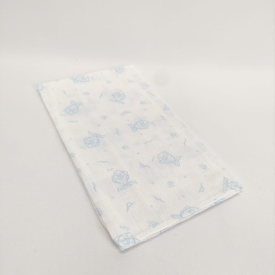 Toalha branca com padrão de peixes azuis sobre superfície branca