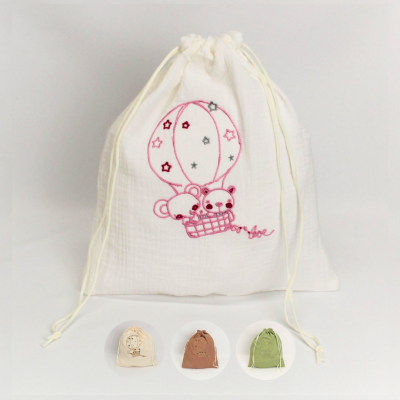 Saco de tecido branco com bordado de balão de ar quente e ursos, com cordões de fecho