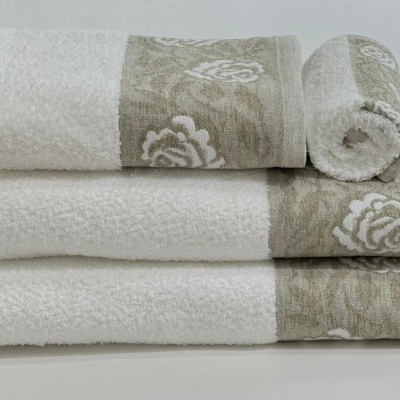 Conjunto de toalhas branco e bege com padrão floral