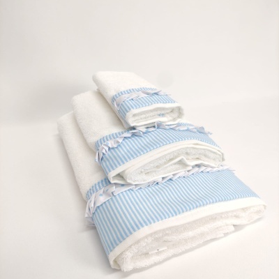 Três toalhas brancas com faixa azul riscada e laços brancos