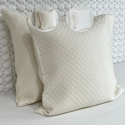 Conjunto de duas almofadas quadradas creme com padrão matelassê