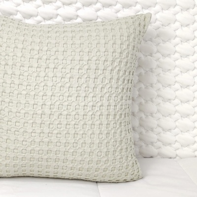 Almofada cinza claro com textura quadrada em relevo