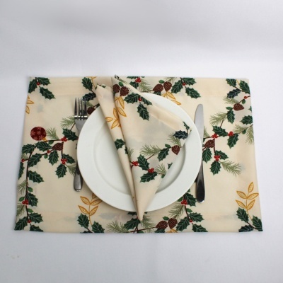 Conjunto de pega-talheres e guardanapo com decoração natalícia em tecido bege.