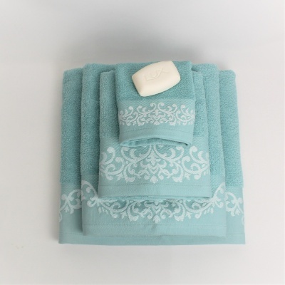 Conjunto de toalhas azul-água com padrão branco e barra de sabão LUX