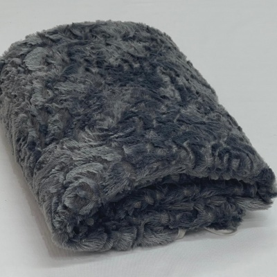 Manta cinza escura felpuda dobrada