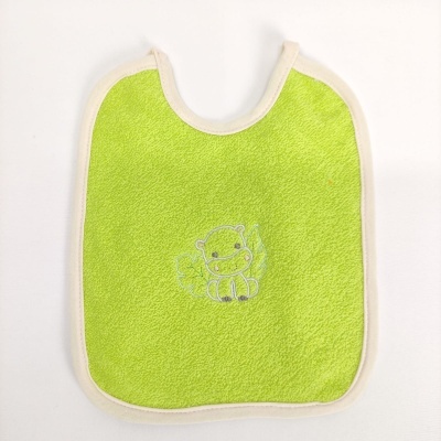 Babete infantil verde com bordado de hipopótamo e borda bege.