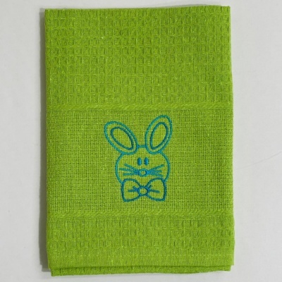 Toalha de cozinha verde com bordado de coelho azul
