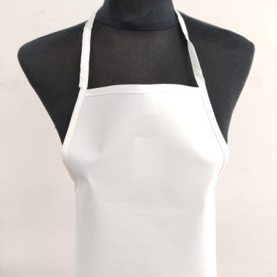 Avental branco liso com alças finas em manequim preto