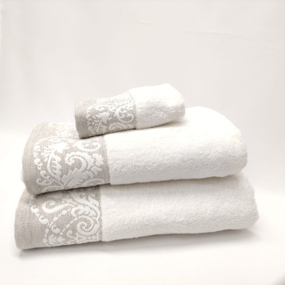 Conjunto de toalhas brancas com bordadura cinza ornamental