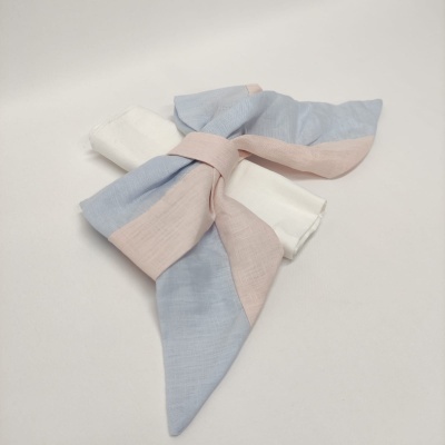 Lenços coloridos azul claro, branco e rosa claro sobre fundo branco