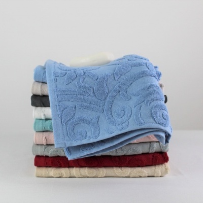 Pilha de toalhas coloridas com padrões em relevo