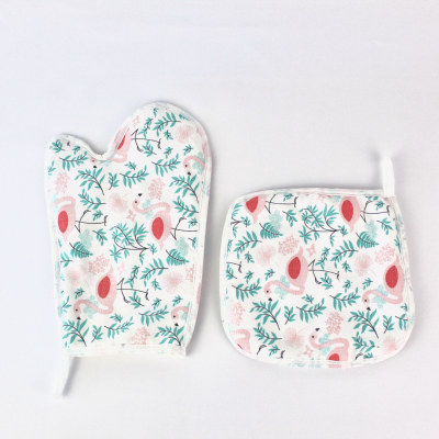 luva de forno e pegador de tecido branco com padrão floral colorido