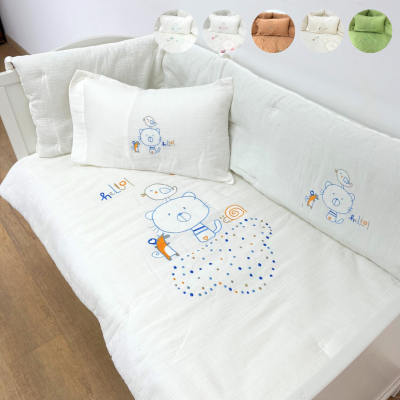 Colcha e almofada branca para bebé com bordados de urso e pássaro em berço branco