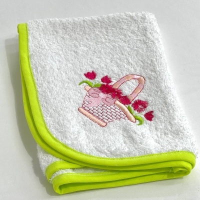 Toalha branca felpuda com borda amarela e bordado de cestinho e flores