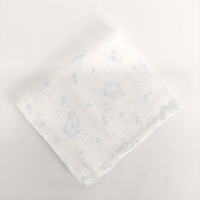 Manta ou fralda infantil branca com desenhos azuis de dinossauros e estrelas