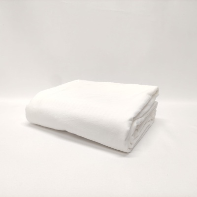 Toalha branca dobrada sobre fundo branco