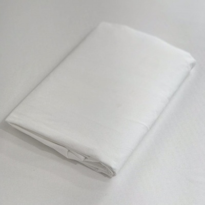 tecido branco dobrado sobre superfície branca