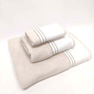 Conjunto de toalhas de banho bege com faixa branca e linhas cinzentas