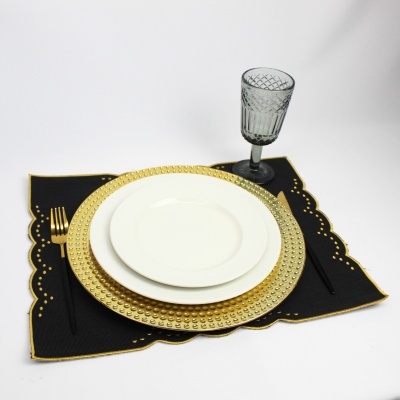 Conjunto de prato com prato dourado texturizado e copo de vidro cinzento