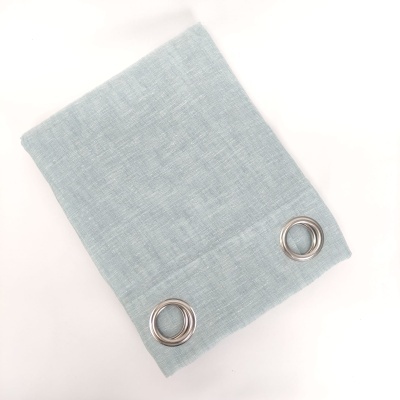 cortina azul claro com argolas metálicas