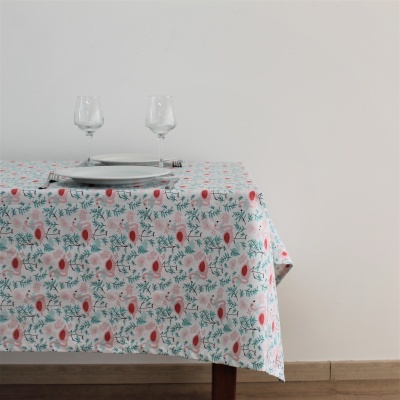 Toalha de mesa branca com padrão floral em mesa de madeira com pratos e copos