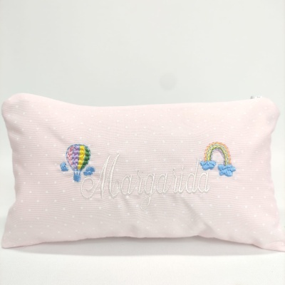 Travesseiro rosa claro com bordados coloridos e nome 'Margarida'