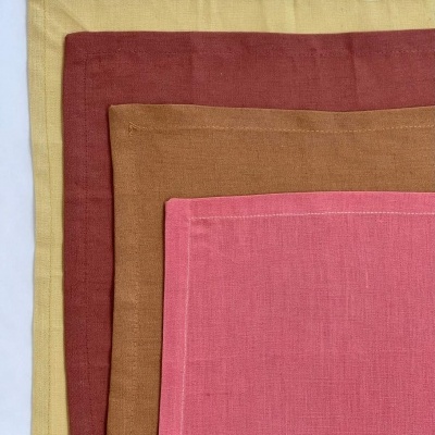 Panós coloridos de tecido empilhados