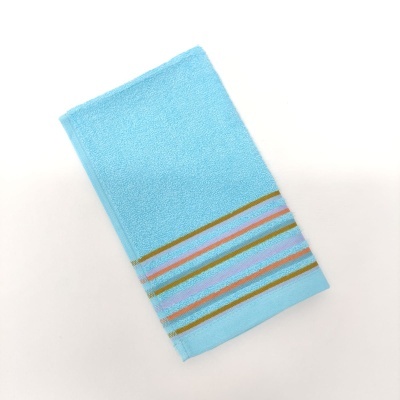 Toalha azul clara com riscas coloridas