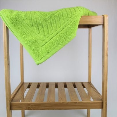 Toalha verde limão em estrutura de madeira clara