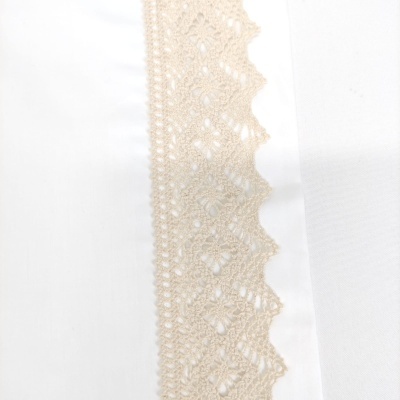 Pano branco com bordado em renda bege claro com padrão geométrico e borda ondulada