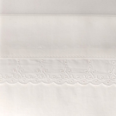 Toalha branca com bordado floral delicado numa borda