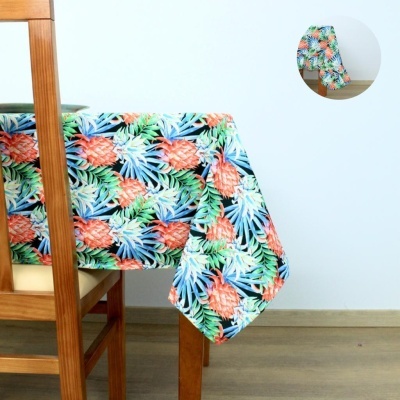 Toalha de mesa com padrão colorido de abacaxis e folhas