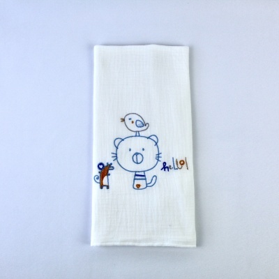 Fralda branca com bordado de gato, pássaro, esquilo e texto 'hello!'.