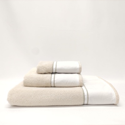 Conjunto de três toalhas bege com faixa branca e costura cinza