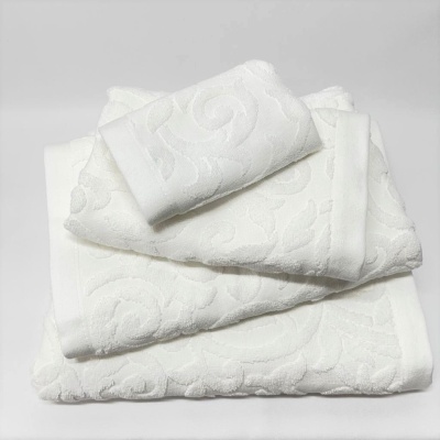 Toalhas de banho brancas com padrão floral texturizado dobradas