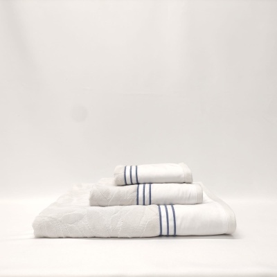 Conjunto de três toalhas brancas com riscas azuis