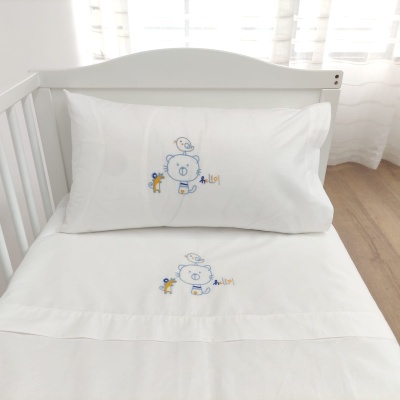Roupas de cama brancas para berço com bordado de urso e pássaros em azul, amarelo e castanho