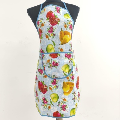 Avental colorido com padrão de frutas e flores, bolso frontal e viés azul.