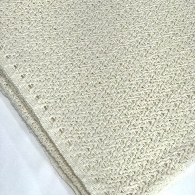 Manta ou toalha branca com padrão tricotado sobre fundo branco