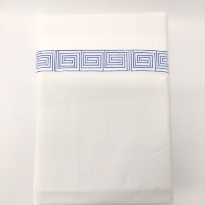 Lençol branco com faixa decorativa azul geométrica