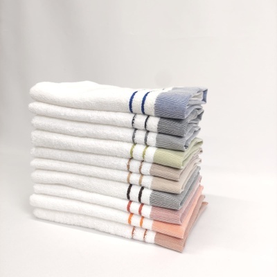 Conjunto de toalhas brancas com bordas coloridas listradas