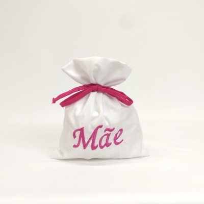 Saquinho branco de tecido com fita rosa e palavra Mãe bordada