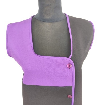 Colete roxo claro em manequim preto com botões roxos