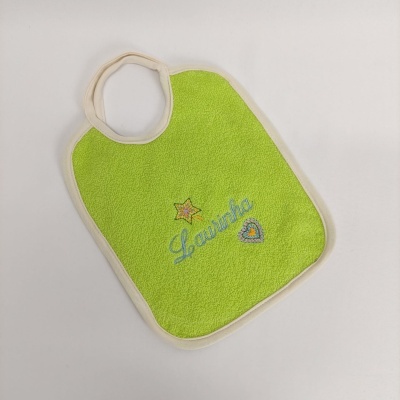 Babete verde com bordas brancas e bordados coloridos