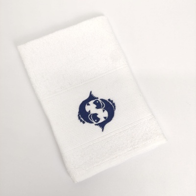 Toalha branca com bordado azul de rosto estilizado