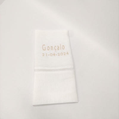 Fralda branca com nome e data bordados
