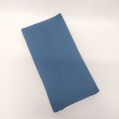 Lenço ou toalha de tecido azul com padrão em relevo