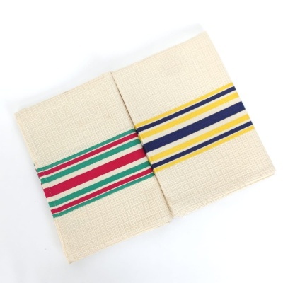 Dois panos de cozinha com riscas coloridas