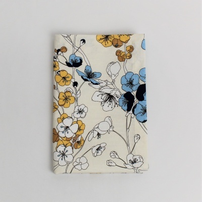 Capa de tecido com padrão floral azul e amarelo